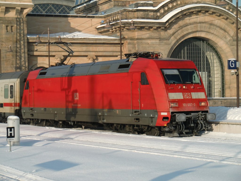 101 007-3 am 30.12.10. in Dresden Hbf.