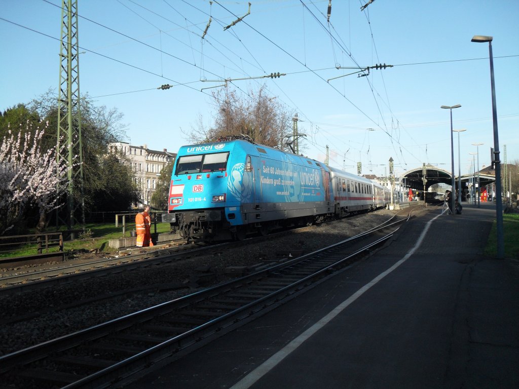 101 016-4 am 01.04.10 im Bonner Hbf.