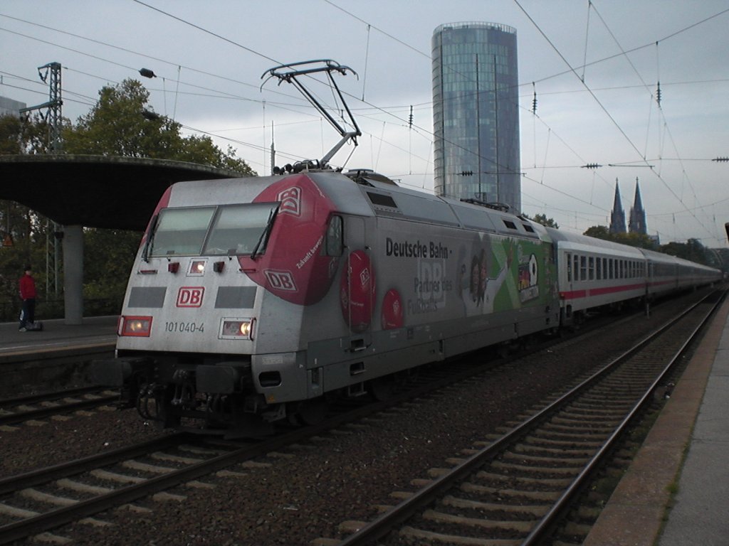 101 040-4 (Fan-Connection) stan am 23.10.2010 in K�ln Messe Deutz vor dem IC.