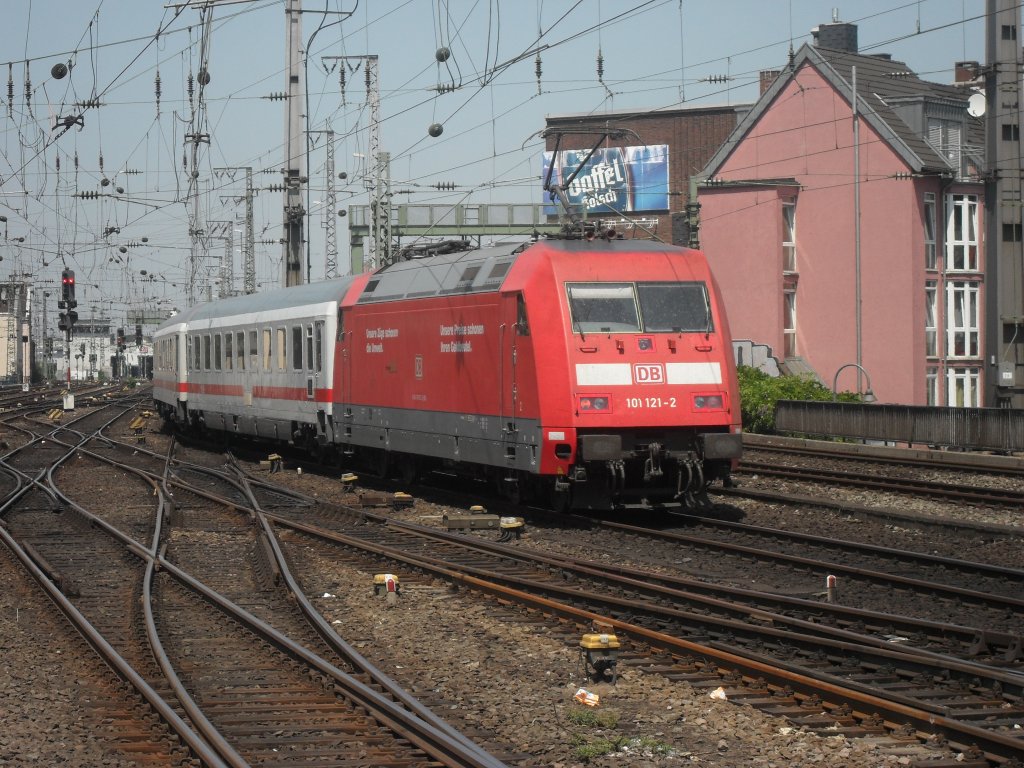 101 121-2 am 10.7.10 im K�lner Hbf.