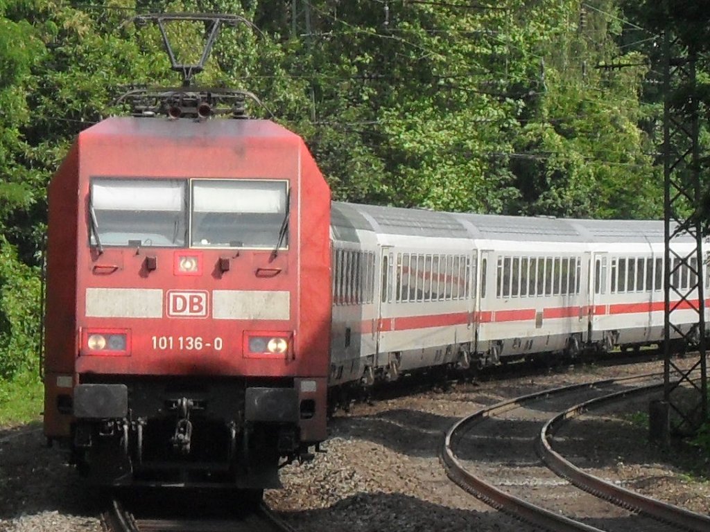 101 136-0 fuhr am 4.7.10 in den Bonner Hbf.