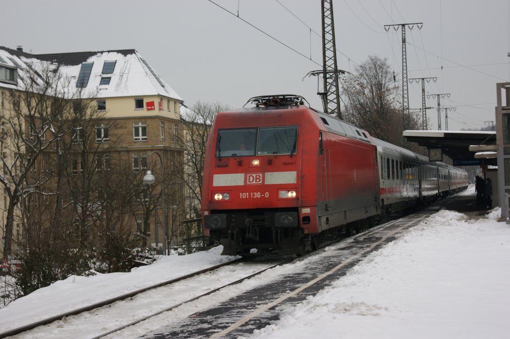 101 136-0 mit einem IC in K�ln-west am 27.12.2010.