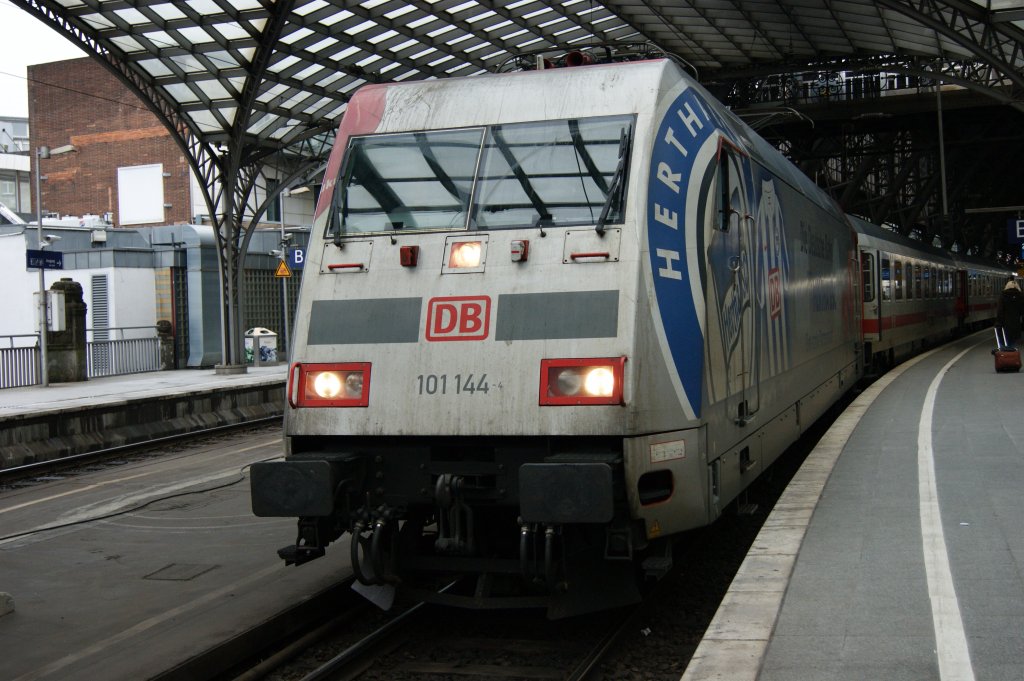 101 144 stand am 9.1.2011 in K�ln-Hbf mit einem IC.