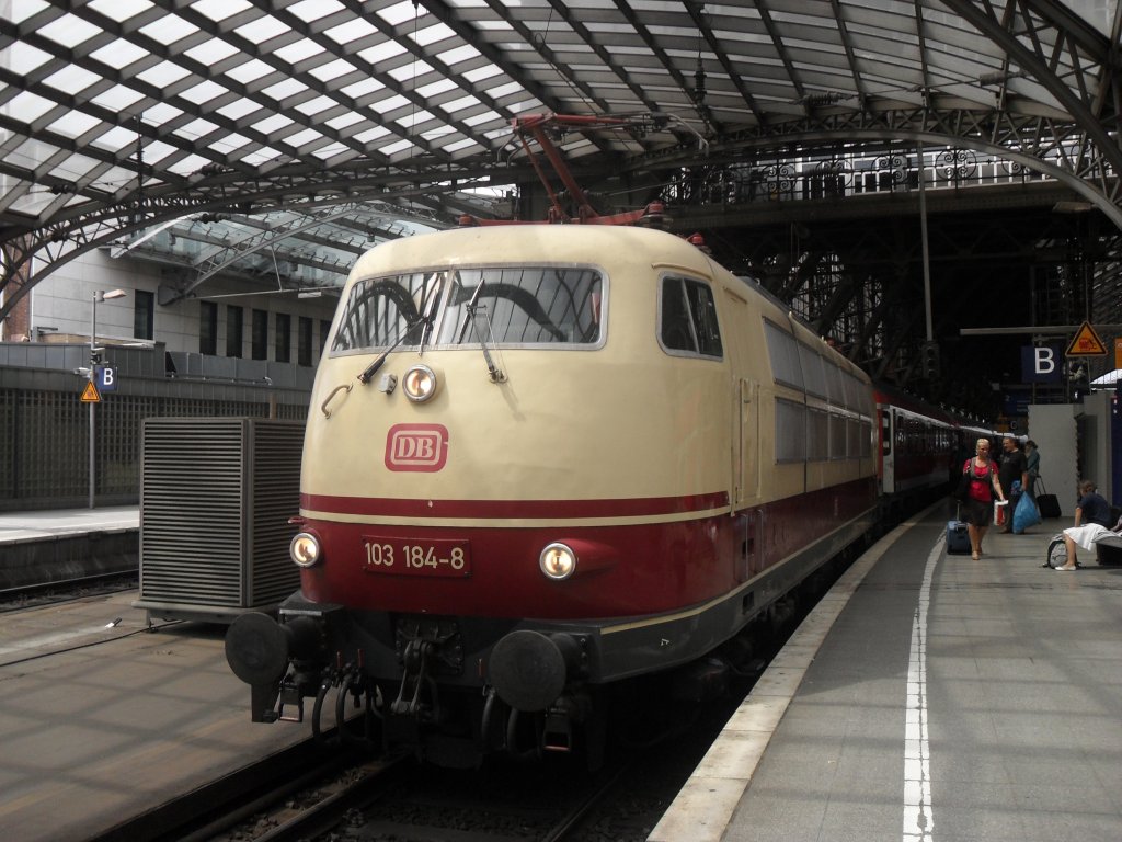 103 184-8 mit IC1806 nach Hamburg-Altona am 9.7.10 auf Gleis 2 des K�lner Hbf.