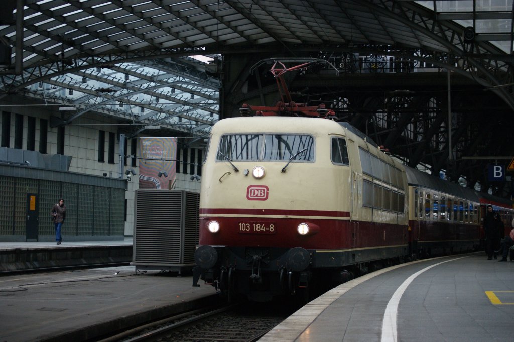 103 184-8 stand am 7.1.2011 in K�ln-Hbf mit dem IC nach Flensburg.