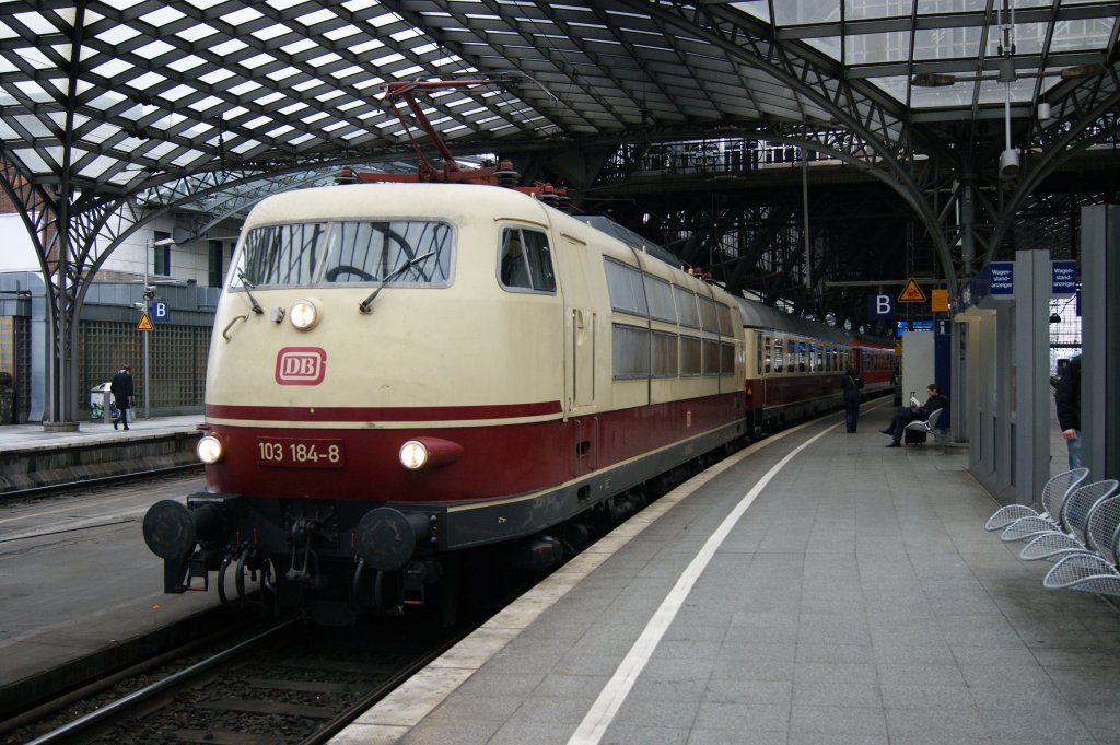103 184-8 stand am 7.1.2011 in K�ln-Hbf mit dem IC nach Flensburg.