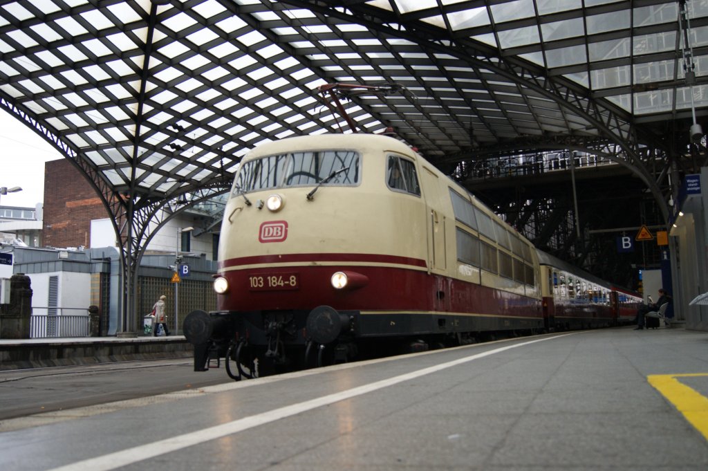 103 184-8 stand am 7.1.2011 in K�ln-Hbf mit dem IC nach Flensburg.