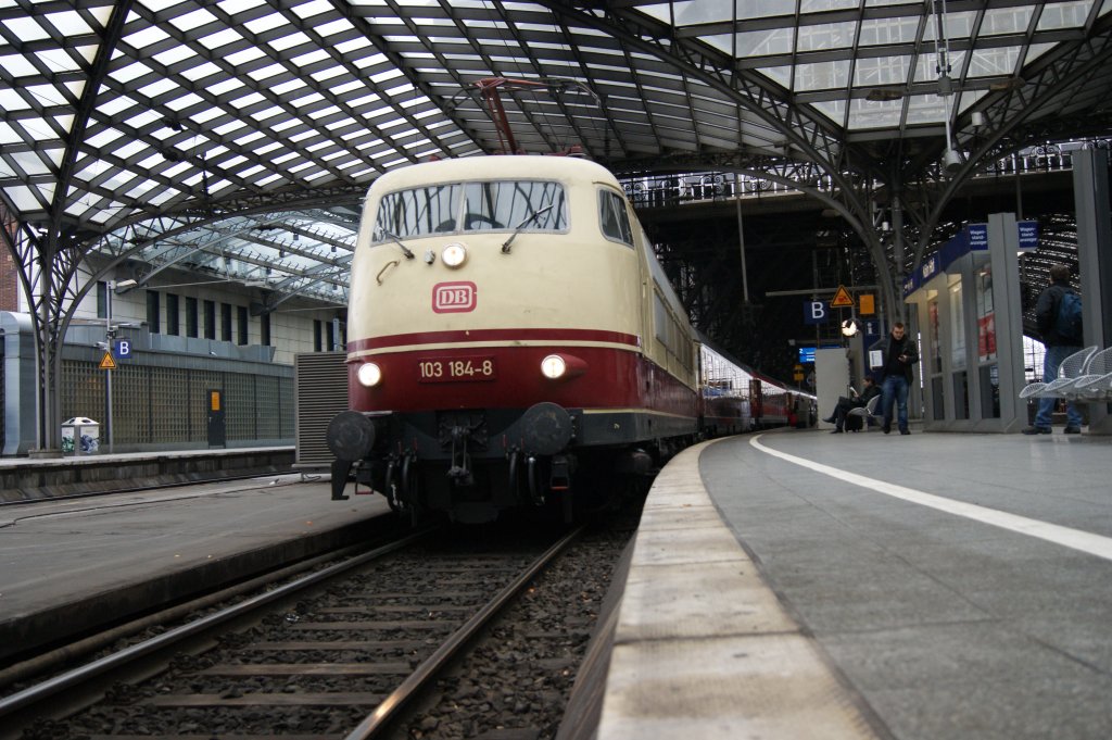 103 184-8 stand am 7.1.2011 in K�ln-Hbf mit dem IC nach Flensburg.