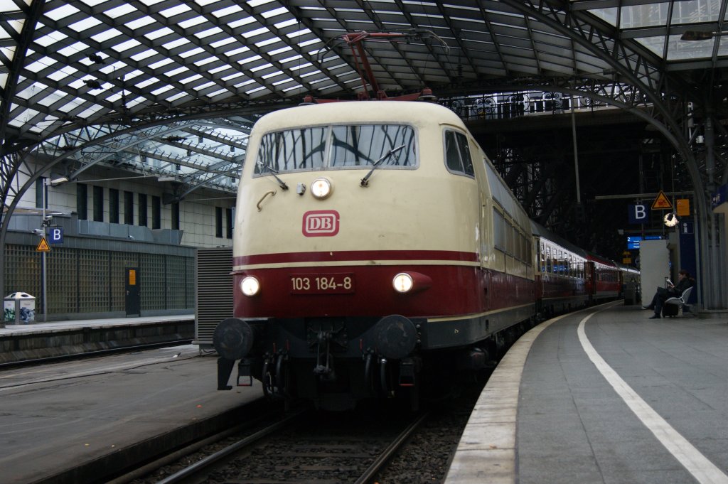 103 184-8 stand am 7.1.2011 in K�ln-Hbf mit dem IC nach Flensburg.
