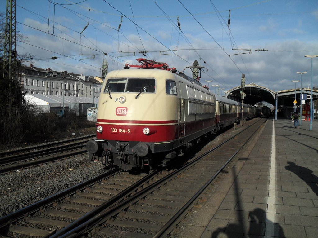 103 184-8 verl�sst am 01.04.10. den Bonner Hbf mit einem TEE Sonderzug in Richtung Koblenz.