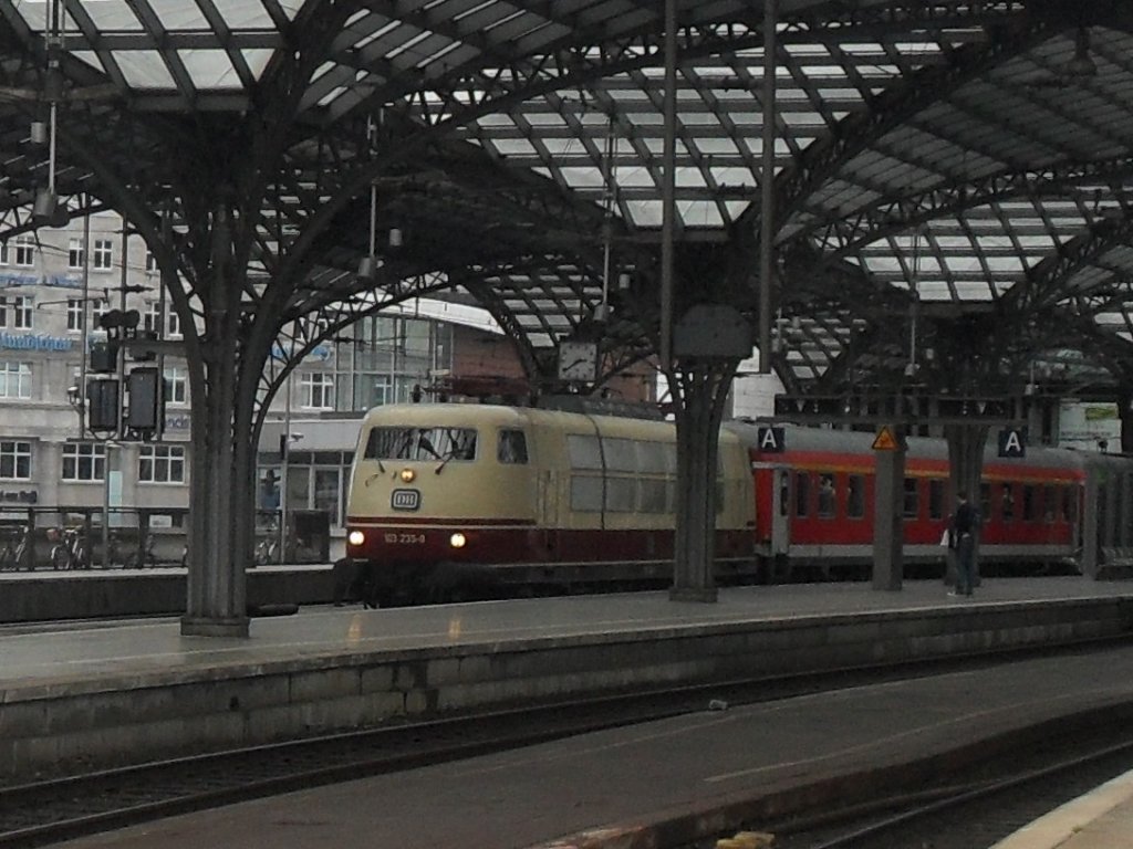 103 235-8 am 30.7.10 mit IC1806 nach Hamburg-Altona im K�lner Hbf.
