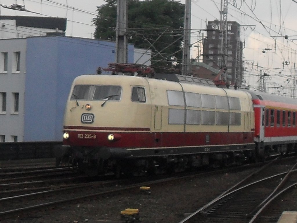 103 235-8 am 30.7.10 mit IC1806 nach Hamburg-Altona im K�lner Hbf.