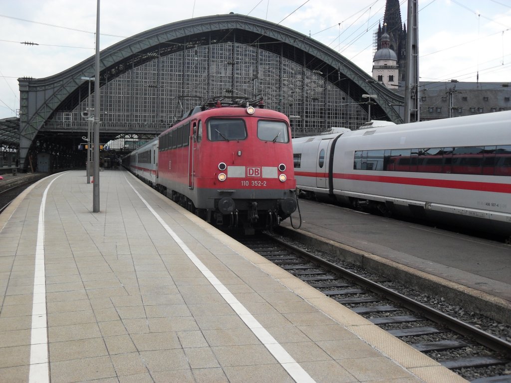 110 352-2 im K�lner Hbf am 23.7.10