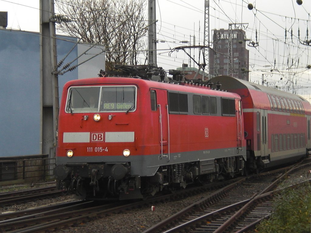 111 015-4 bei der Einfahrt mit dem Doppelstock in K�ln Hbf am 7.11.2010.