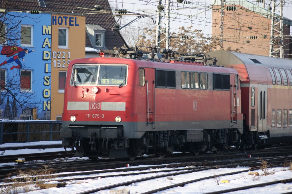 111 079-0 mit einem Personenzug bei der Einfahrt in K�ln-Hbf am 04.01.2011.