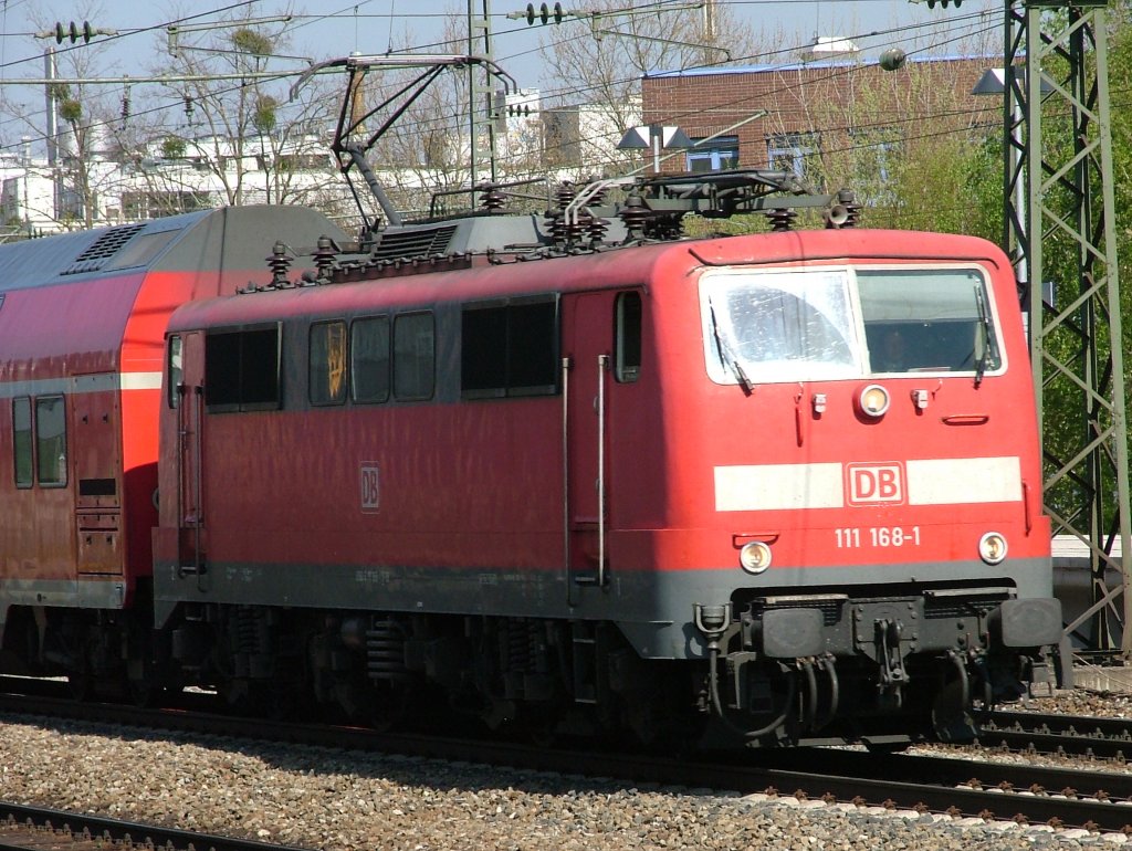 111 168-1 F�hrt mit einen RE Von M�nchen nach Salzburg am 18.04.2011 durch M�nchen Haimeranplatz