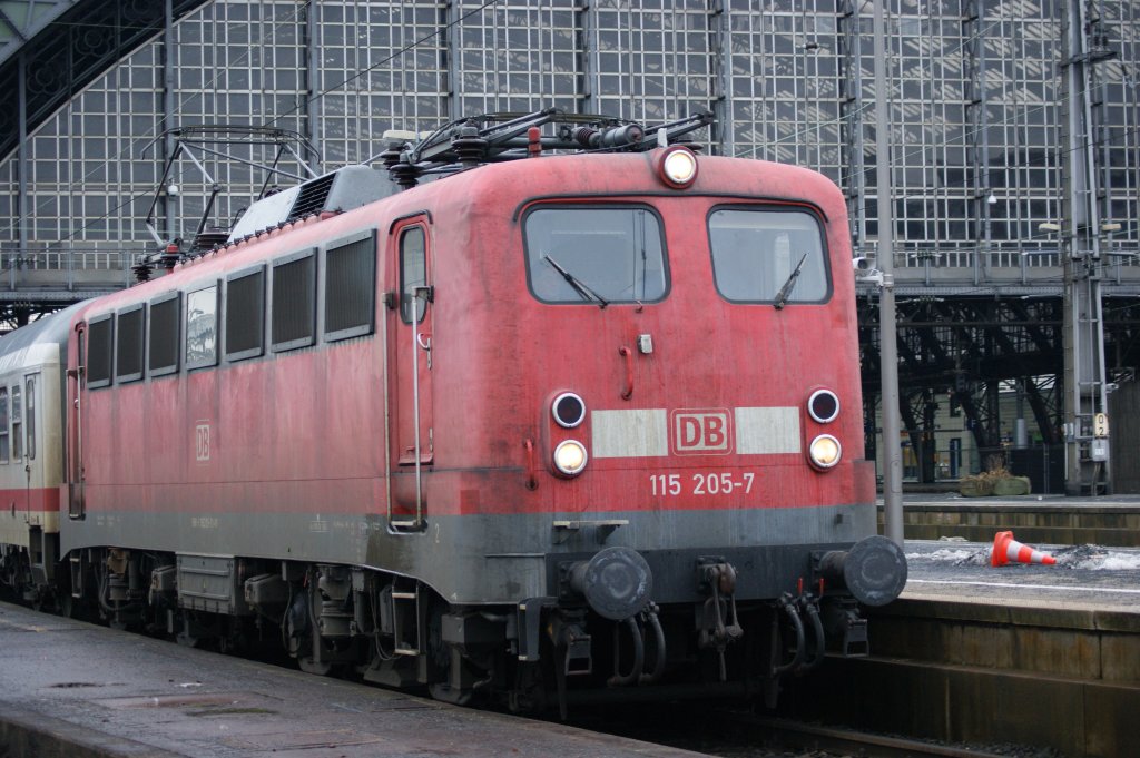 115 205-7 bei der Abfahrt in K�ln-Hbf am 7.1.2011 mit dem Luxemburger IC.