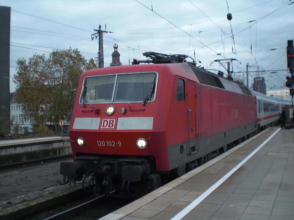 120 102-9 bei der Einfahrt mit dem Ic in K�ln Hbf am 7.11.2010.