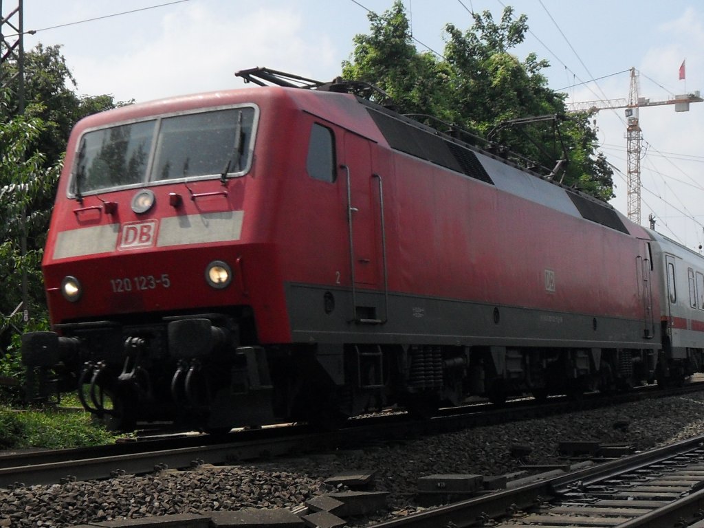 120 123-5 am 4.7.10 im Bonner Hbf.