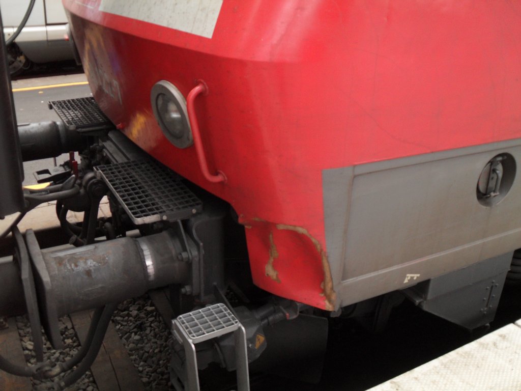 120 127-7 am 08.05.10. im K�lner Hbf mit leicht eingedellter Front.