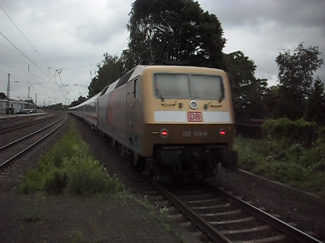 120 159-9 Goldi f�hrt durch den Bahnhof Roisdorf am 19.6.10