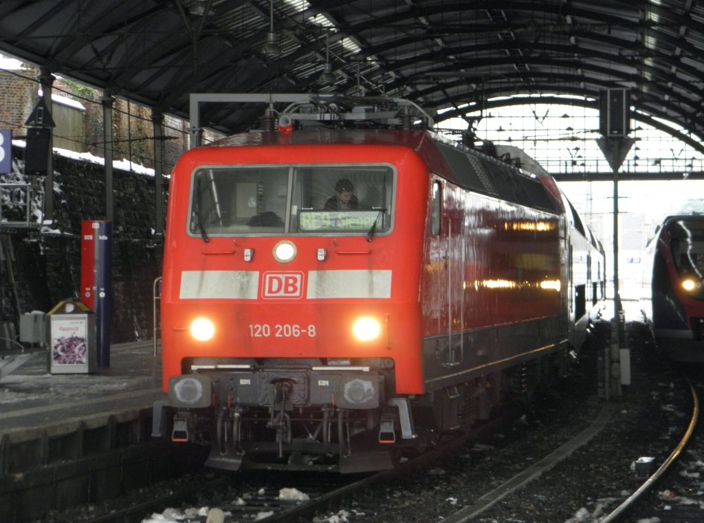 120 206-8 mit dem RSX (Rhein-Sieg Express)in Aachen Hbf am 29.12.10