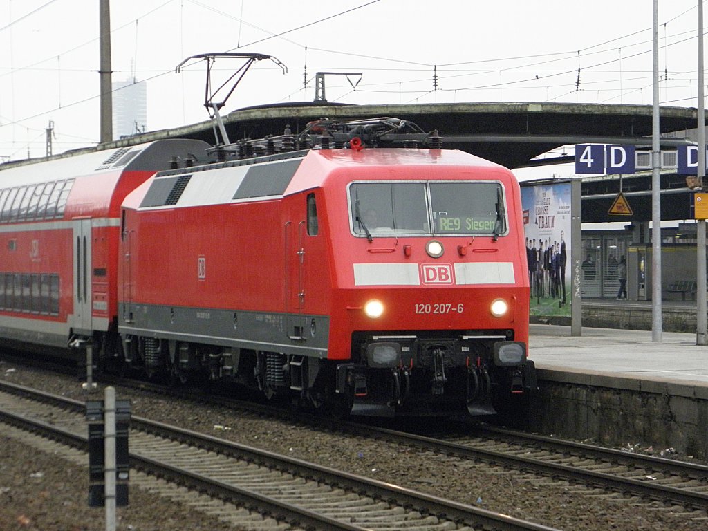 120 207-6 mit dem RE9 nach Siegen in K�ln Deutz am 23.2.2011