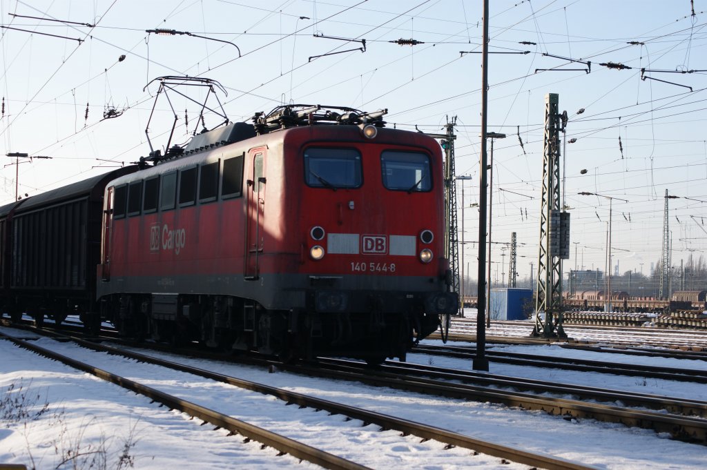 140 544-8 bei der Durchfahrt in Oberhausen-West am 5.1.2011.
