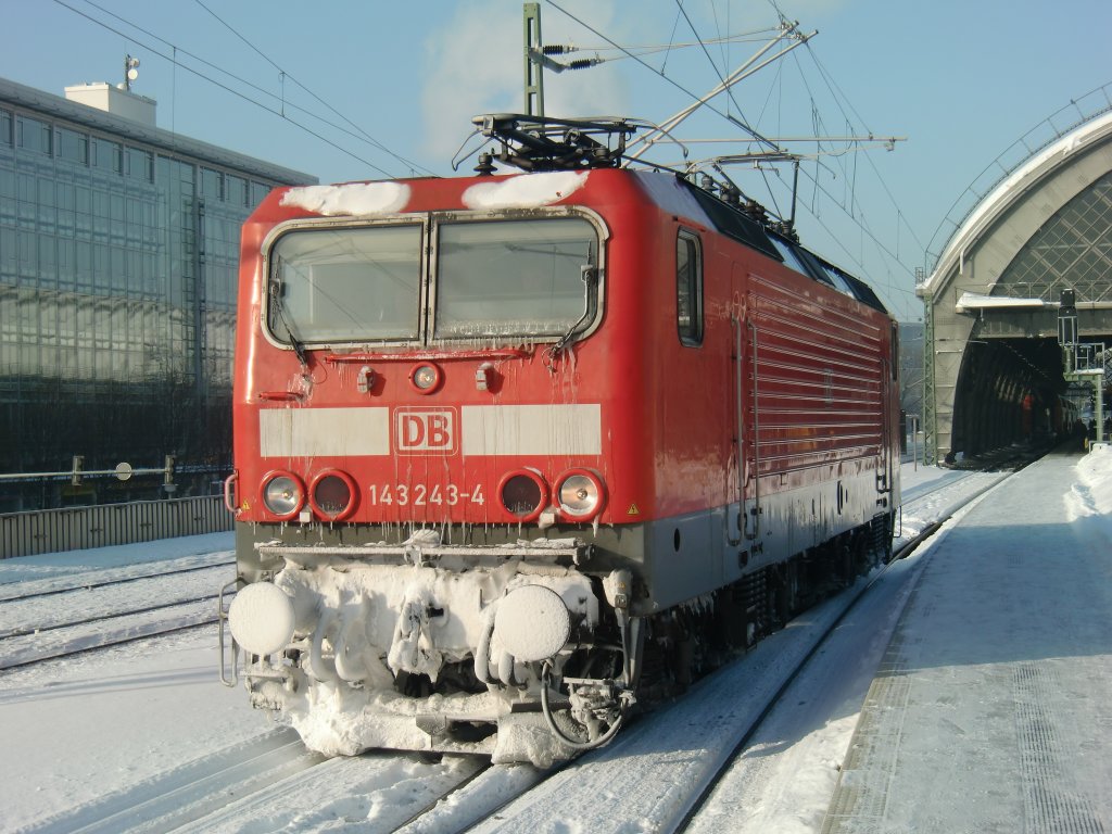 143 243-4 am 30.12.10. in Dresden Hbf.