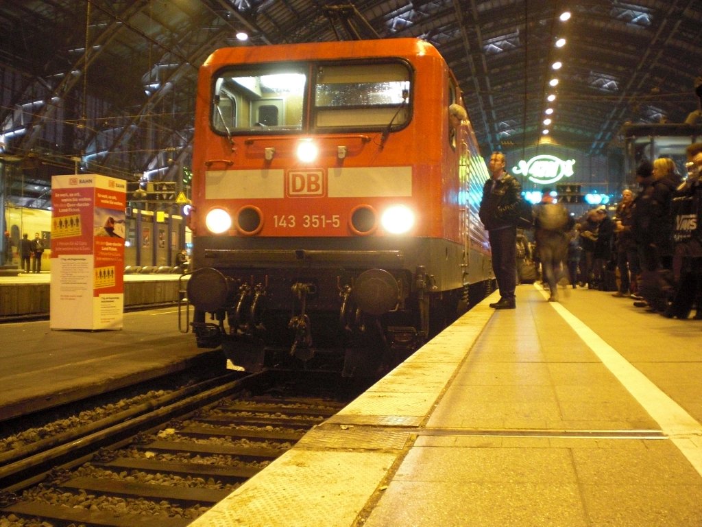 143 351-5 mit einem Personenzug in K�ln-Hbf am 23.12.2010.