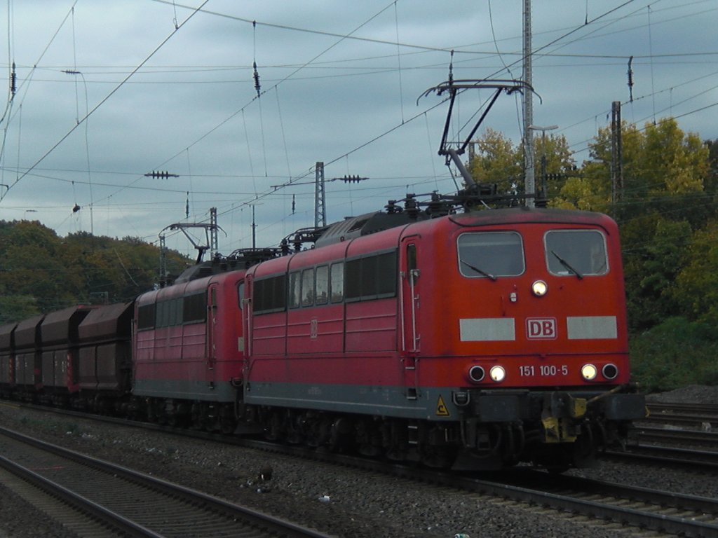 151 100-5 mit dem Erzbomber bei der Durchfahrt in K�ln-West am 22.10.2010.