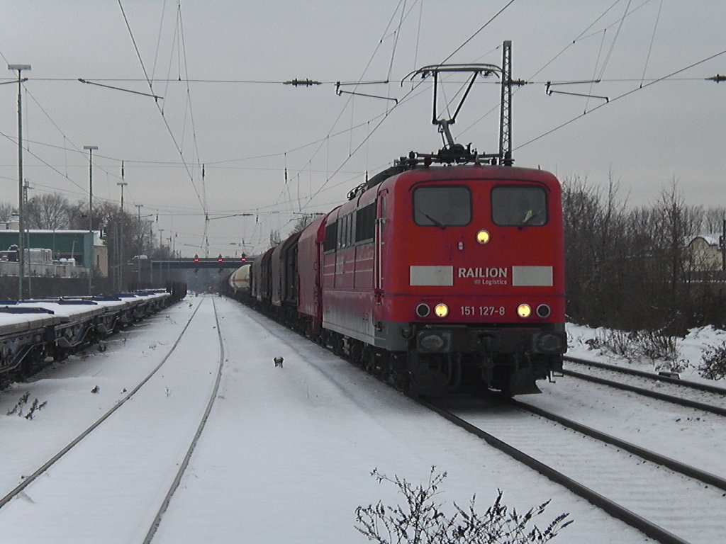 151 127-8 mit einem gemischten G�terzug in Bonn-Beuel am 21.12.2010.