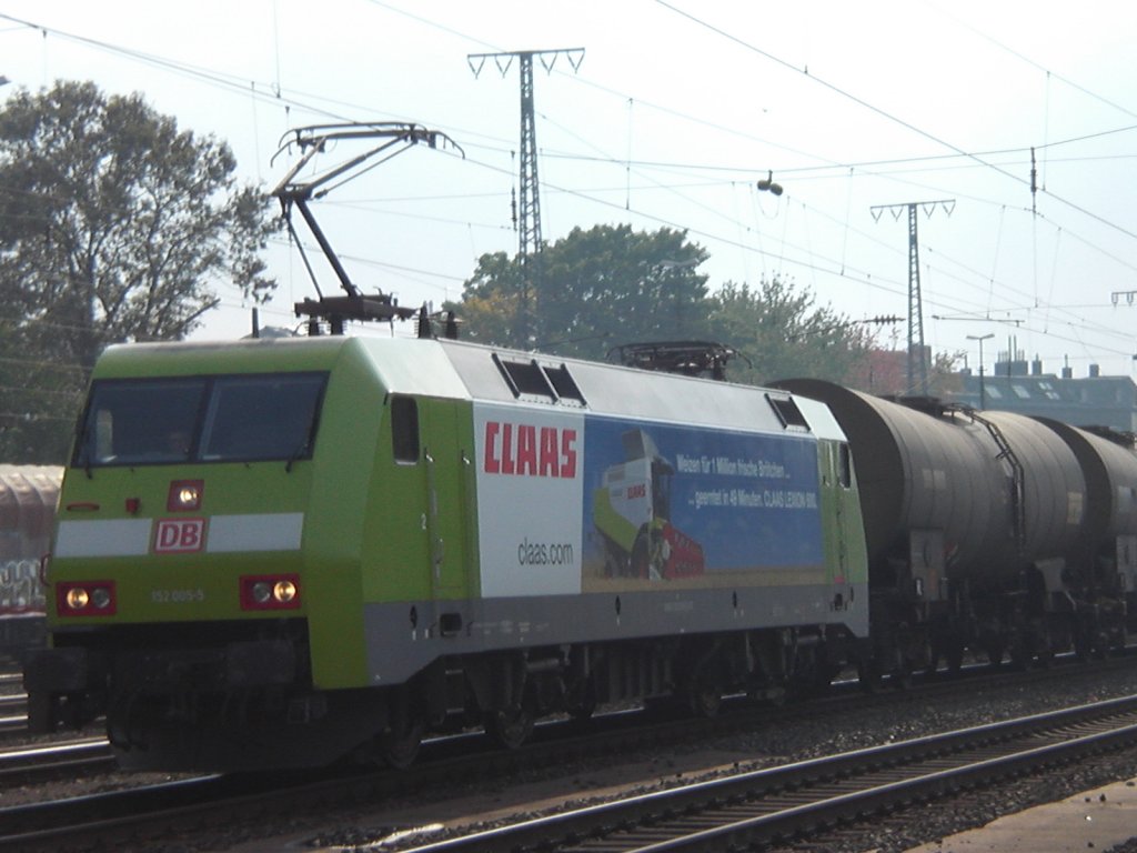 152 005-5 vor einem Kesselzug in K�ln-West am 18.10.2010.