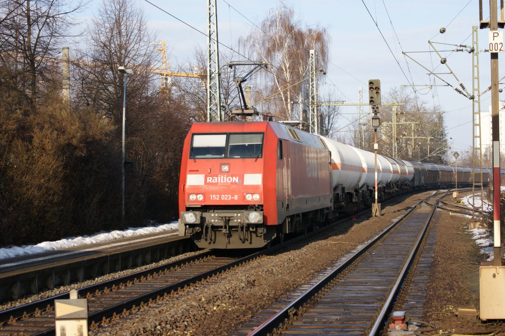 152 023-8 bei der Durchfahrt in Bonn-Beuel mit einem G�terzug am 04.01.2011.
