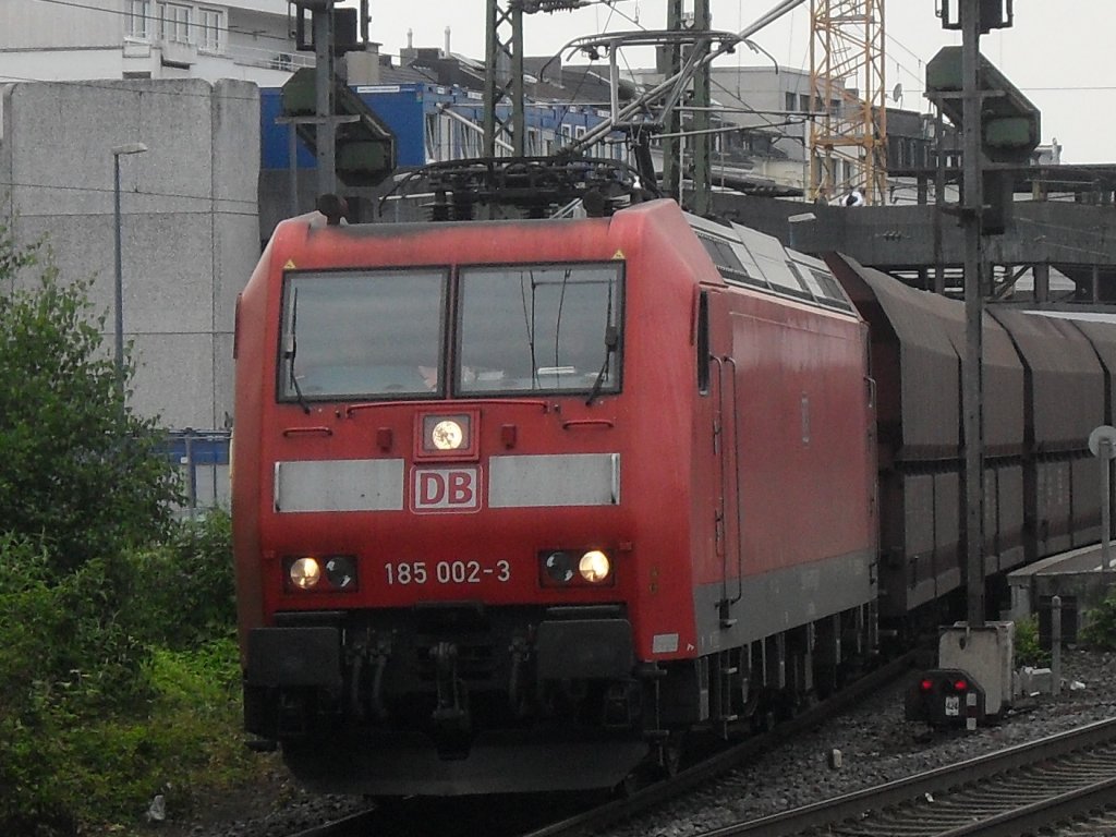 185 002-3,eine ehemalige Werbelok von Bombardier,durchf�hrt den Bonner Hbf mit einem Kohlezug.
