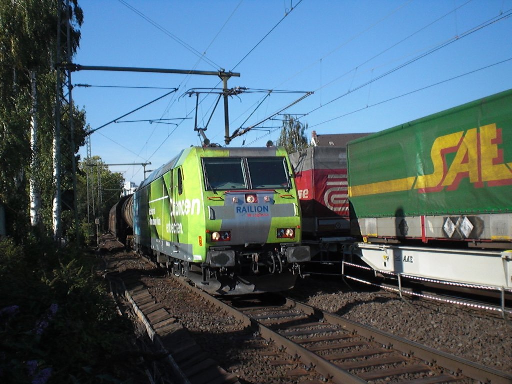 185 152-6 in Bonn-Beuel mit einem gemischten G�terzug.