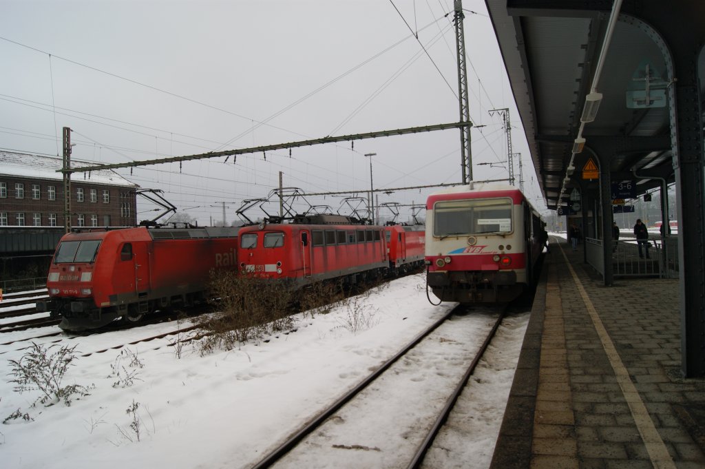 185 171-6,140 374-0 und 628 von EVB sta&acute;nden am 03.01.2011 in Wanne-Eickel.