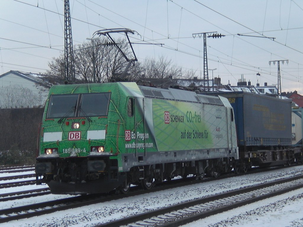 185 389-4 in K�ln-West mit einem Containerzug am 4.12.2010.