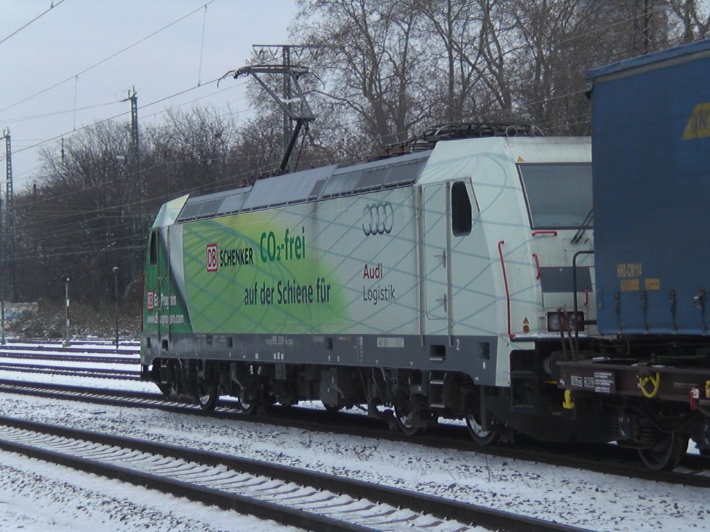 185 389-4 in K�ln-West mit einem Containerzug am 4.12.2010.