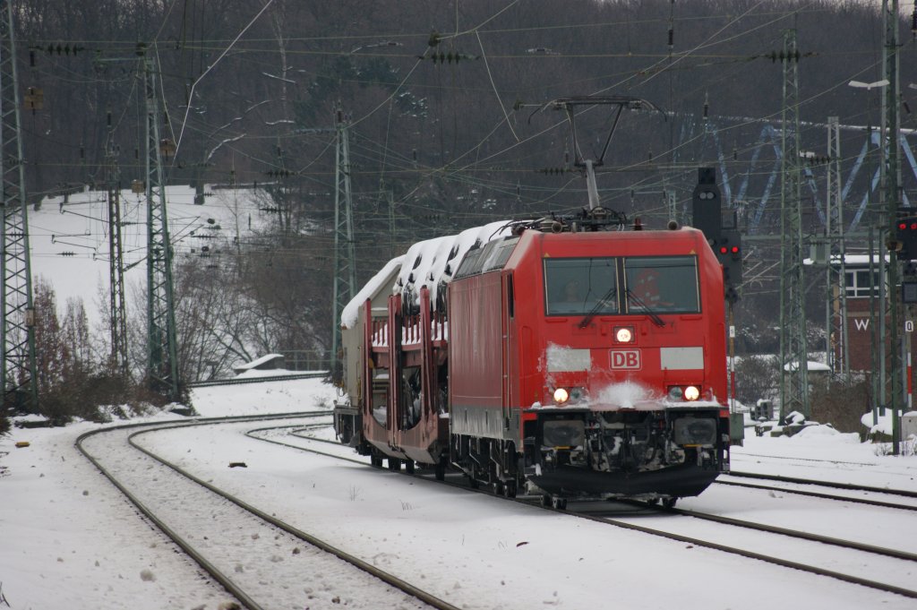 185 390-2 mit einem Schadwagenzug bei der Durchfahrt in K�ln-West am 28.12.2010.