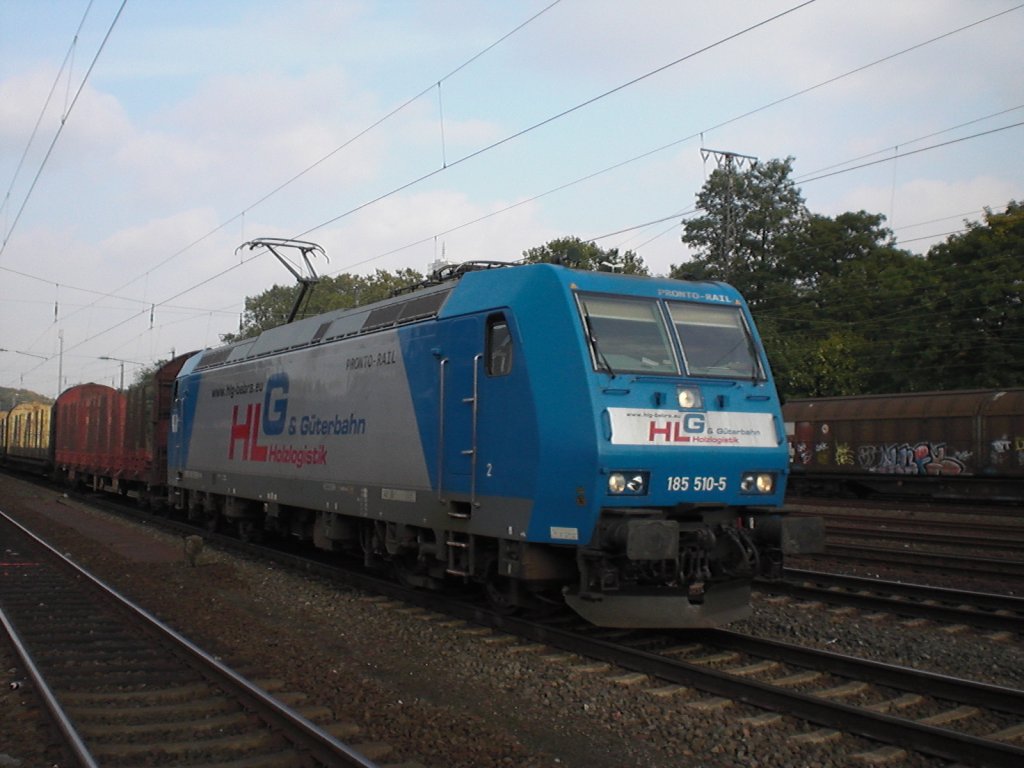 185 510-5 vor einem leeren Holzzug in K�ln-West am 18.10.2010 von dem Unternehmen (HLG) Holzlogistik und G�terverkehr.