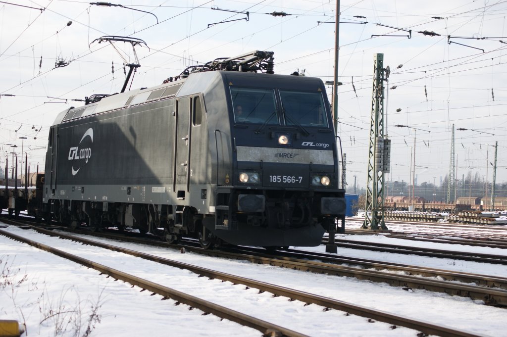 185 566-7 von CFL Cargo bei der Durchfahrt in Oberhausen-West am 5.1.2011.