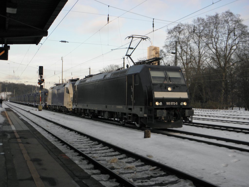 185 572-5 mit ES 64 U2 024 in K�ln West am 30.12.10