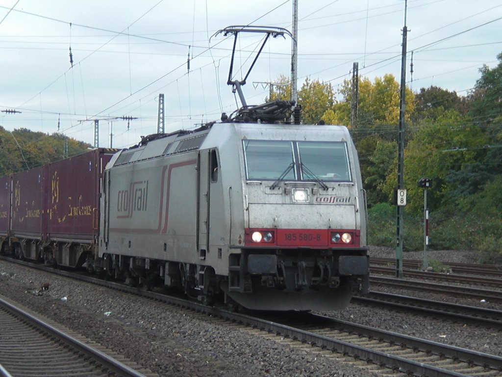 185 580-8 mit einem Containerzug bei der Durchfahrt in K�ln-West am 22.10.2010.
