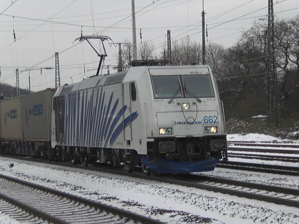 185 662-4 (Lokomotion) mit dem Ewals Cargo Care in K�ln-West am 4.12.2010.