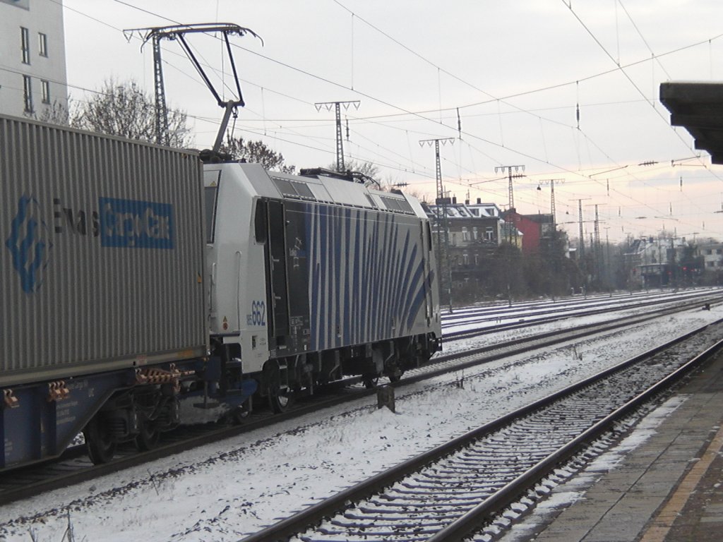 185 662-4 (Lokomotion) mit dem Ewals Cargo Care in K�ln-west am 4.12.2010.
