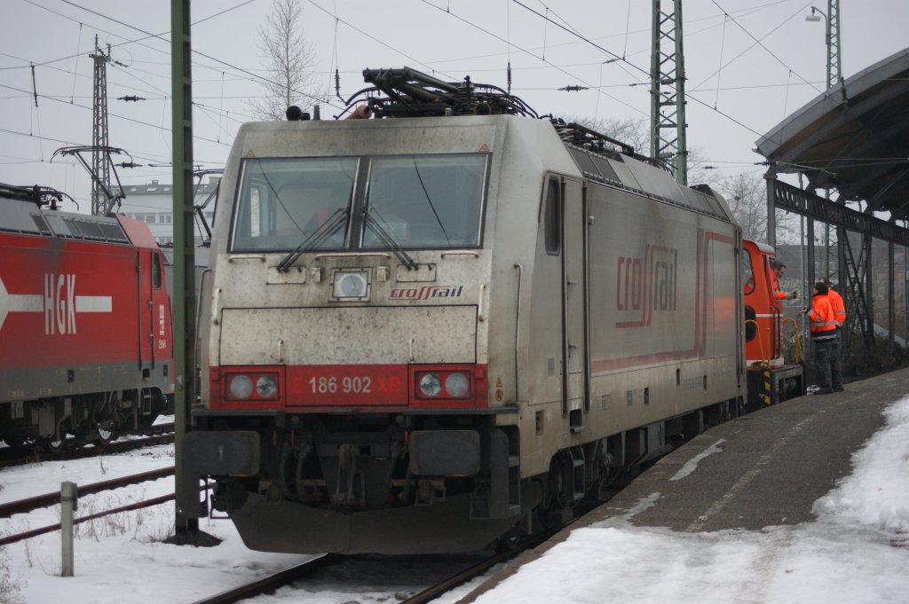 186 902 von Crossrail stand am 03.01.2011 in Krefeld-Hbf abgestellt.