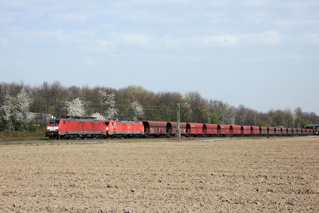 189 045-8 mit DB 198 037-6 in Vilich-M�ldorf am 3.4.2012