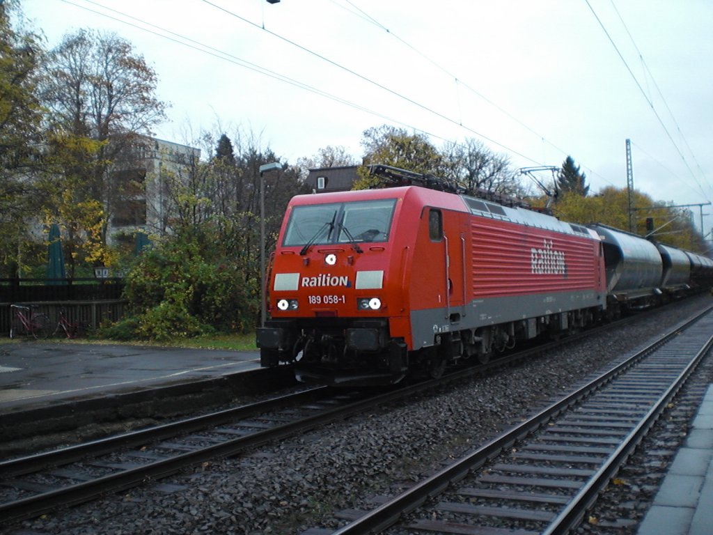 189 058-1 mit einem gemischten g�terzug in Bonn-Oberkassel am 6.11.2010.
