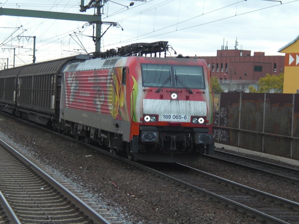 189 065-6 (Tulpenlok) bei der durchfahrt in K�ln-Ehrenfeld am 22.10.2010 mit einem gemischten G�terzug.